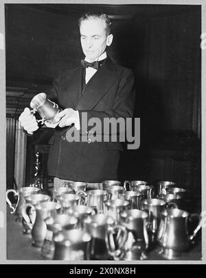 LA SOCIÉTÉ MERCHANT TAYLORS PRÉSENTE DES TANKARDS EN ÉTAIN TONO.600 (VILLE DE LONDRES) ESCADRON. - Négatif photographique, Royal Air Force Banque D'Images