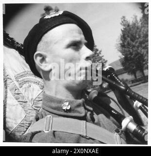 Le lieutenant-général Montgomery inspecte un bataillon des London Irish Rifles, y compris un gros plan du Pipe Major portant un Tam-o-Shanter noir. Banque D'Images