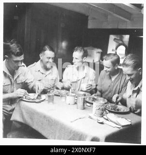 AFRIQUE DU NORD : LA MARINE DE L'ARMÉE CES IMAGES SONT POUR ILLUSTRER L'HISTOIRE D'UN OBSERVATEUR PAR LE LIEUT. HARVEY - intérieur de la cabine du moteur de lancement 'Petela' avec équipage à leur repas de mi-journée. Négatif photographique, Armée britannique Banque D'Images