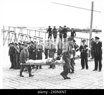 LES BLESSÉS RENTRENT DE NORMANDIE - les valises de brancards sont transportées à terre. Négatif photographique, Armée britannique Banque D'Images