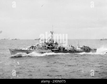 CONVOI BRITANNIQUE EN RUSSIE. 1945, À BORD DU PORTE-AVIONS D'ESCORTE HMS TRUMPETER. OPÉRATIONS DANS LES CONDITIONS MÉTÉOROLOGIQUES AMÈRES VÉCUES PAR LA MARINE BRITANNIQUE. - Le destroyer britannique de classe Saumarez HMS SCORPION à une vitesse vue du TROMPETTISTE tandis que la Russie reliait la Royal Navy, SCORPION (HMS) Banque D'Images