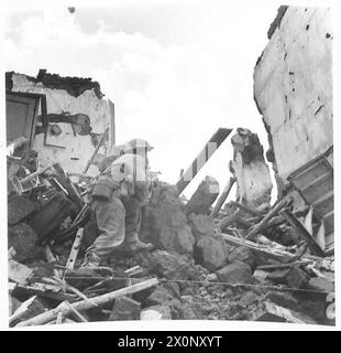 ITALIE : CINQUIÈME FRONT DE L'ARMÉE RECONSTRUCTION DE L'ENTRÉE DANS CANCELLO - Un tireur Tommy en position parmi les ruines. Négatif photographique, Armée britannique Banque D'Images