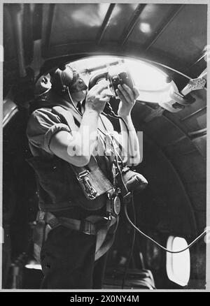 La formation de Hudson Aircraft survole Heligoland, avec un opérateur sans fil signalant aux autres avions de fermer la formation à l'aide d'une lampe Aldis. La photographie est un négatif détenu par la Royal Air Force. Banque D'Images