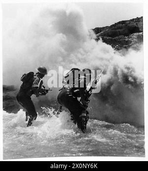 ENTRAÎNEMENT À L'INVASION PAR LES TROUPES DES NATIONS ALLIÉES - les fantassins britanniques avançant à travers les eaux agitées vers le territoire «ennemi». Négatif photographique, Armée britannique Banque D'Images