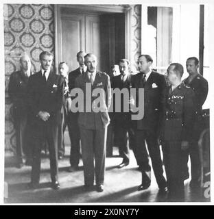 L'ARMÉE POLONAISE AU MOYEN-ORIENT, 1942-1943 - Richard Casey, ministre résidant au moyen-Orient ; le général Sydney Rowell et Tadeusz Zażuliński, chargé d'affaires polonais au Caire, écoutant le discours d'ouverture de la cérémonie. Les Polonais et les Australiens étaient ensemble pendant le siège de Tobrouk. Pour commémorer la camaraderie qui s'est développée entre eux là-bas, les Polonais ont présenté aux Australiens tous les badges de l'armée, de la marine et de l'armée de l'air polonaises. Ces images montrent la cérémonie qui a eu lieu au Caire Armée britannique, Armée australienne, Armée polonaise, Forces armées polonaises dans l'Ouest, Polonais Banque D'Images