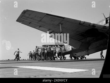 LES PILOTES DE LA MARINE BRITANNIQUE S'ENTRAÎNENT EN AMÉRIQUE POUR LA GUERRE CONTRE LE JAPON. NOVEMBRE 1944, ÉTATS-UNIS. PLUSIEURS CENTAINES DE PILOTES NAVALS BRITANNIQUES DE LA FLOTTE AÉRIENNE SE SONT ENTRAÎNÉS EN AMÉRIQUE CÔTE À CÔTE AVEC DES CADETS AMÉRICAINS POUR SERVIR DANS LES OCÉANS PACIFIQUE ET INDIEN. SOUS LE COMMANDEMENT D'INSTRUCTEURS AMÉRICAINS, ILS SUIVENT D'ABORD UNE FORMATION AÉRIENNE PRIMAIRE DE LA NAVY À BUNKER HILL, INDIANA, PUIS SE RENDENT À PENSACOLA, JACKSONVILLE ET FORT LAUDERDALE, TOUS DANS L'ÉTAT DE FLORIDE. À CE STADE, ILS PARTENT POUR LE MAINE, OÙ À BRUNSWICK ET LEWISTON, ILS SONT CONVERTIS AUX MÉTHODES BRITANNIQUES ET ONT DES EXERCICES D'ATTERRISSAGE SUR PONT, JUSQU'AU JOUR VENU FO Banque D'Images