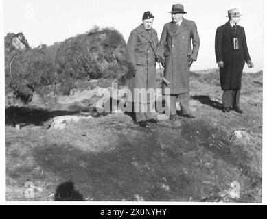 Sir Keith Murdoch inspecte « Winnie », un gros canon transmanche situé à Douvres, utilisé par l'armée britannique en temps de guerre. Banque D'Images