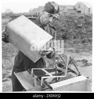 PHOTOGRAPHIES PRISES DANS Un CENTRE DE REMPLISSAGE D'ESSENCE MOBILE R.A.S.C. - montrant un bidon placé sur la buse de pulvérisation de la machine à laver. Négatif photographique, Armée britannique Banque D'Images