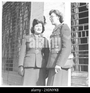 ITALIE : HISTOIRE D'OBSERVATEUR - de gauche à droite :- Pte. Marion Wade, du 14 Witham Road, Anerley.London, caporal Peggy Hoy, du 174 Crossbank Street, Oldham, Lancs. Négatif photographique, Armée britannique Banque D'Images