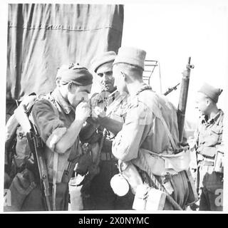 ITALIE : COMMANDO RAID SUR L'ÎLE DE Cherso - les commandos fument en attendant leur tour pour monter à bord des VTT. Négatif photographique, Armée britannique Banque D'Images