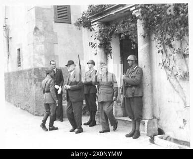 ITALIE : les ANTIFASCISTES REJOIGNENT BADOGLIO - après la cérémonie de prestation de serment, le maréchal Badoglio part en compagnie du comté de Sfroza. Négatif photographique, Armée britannique Banque D'Images