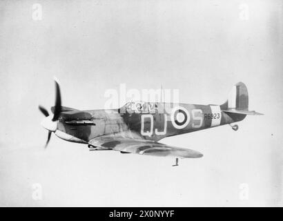 AVIONS DE LA ROYAL AIR FORCE, 1939-1945, SUPERMARINE SPITFIRE. - Spitfire Mark VB, R6923 « QJ-S », du No. 92 Squadron RAF basé à Biggin Hill, Kent, en vol. Le R6923 était à l'origine un Mark I, converti en Mark V après avoir servi dans l'escadron no 19 et l'unité d'entraînement opérationnel no 7 en 1940. Il a été abattu au-dessus de la mer par un Messerschmitt Bf 109 le 22 juin 1941, Royal Air Force, Royal Air Force Regiment, Sqdn, 99, Royal Air Force, 19 Squadron, Royal Air Force, 7e unité de formation opérationnelle Banque D'Images