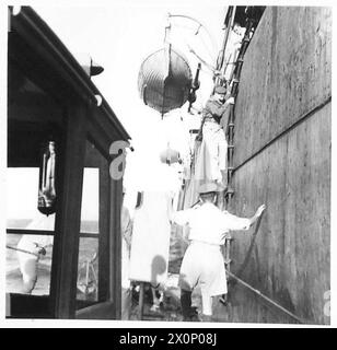 AFRIQUE DU NORD : LA MARINE DE L'ARMÉE CES IMAGES SONT POUR ILLUSTRER L'HISTOIRE D'UN OBSERVATEUR PAR LE LIEUT. HARVEY - un officier monte le marchand par une échelle de corde. Négatif photographique, Armée britannique Banque D'Images