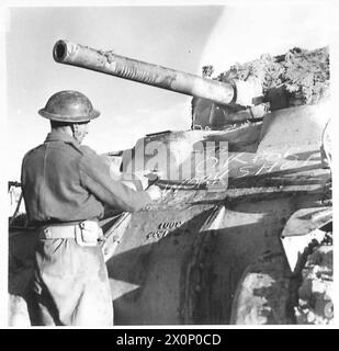 ITALIE : HUITIÈME RÉCUPÉRATION ARMYREME SUR LE TERRAIN - TPR. Tollerton de Ealing, Londres, marque le réservoir comme 'O.K. pour les ateliers'. Négatif photographique, Armée britannique Banque D'Images