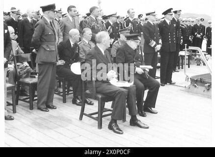Le président Franklin D. Roosevelt et le premier ministre Winston Churchill se réunissent sur le pont arrière de H.M.S. Prince of Wales pour un rassemblement informel après un service religieux. Banque D'Images