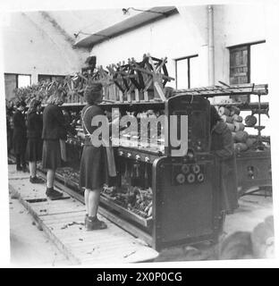USINES ré-OUVRIR EN GRÈCE - les filles grecques au travail sur une ligne de machines à bobiner négatif photographique , armée britannique Banque D'Images