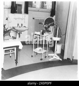 Une CASERNE DE LA WEHRMACHT ET UN HÔPITAL EN ALLEMAGNE - vue du service de traitement des pieds. Négatif photographique , Armée britannique du Rhin Banque D'Images