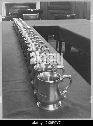 LA SOCIÉTÉ MERCHANT TAYLORS PRÉSENTE DES TANKARDS EN ÉTAIN TONO.600 (VILLE DE LONDRES) ESCADRON. - Négatif photographique, Royal Air Force Banque D'Images