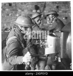 EXERCICE D'ARTILLERIE EN ÉCOSSE - les artilleurs font leur exercice dans des masques à gaz. Négatif photographique, Armée britannique Banque D'Images