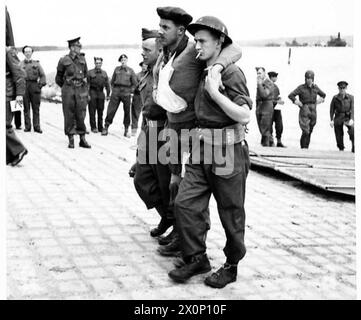 LES BLESSÉS RENTRENT DE NORMANDIE - Un officier blessé étant assisté à terre. Négatif photographique, Armée britannique Banque D'Images