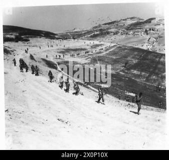 HUITIÈME ARMÉE : DIVERS - les troupes indiennes se déplacent le long d'un sentier de montagne pour prendre position pour l'attaque qui portera la 8e armée dans les plaines. Négatif photographique, Armée britannique Banque D'Images