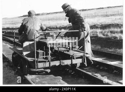 Sir Keith Murdoch inspecte ''Winnie'', le canon transmanche de l'armée britannique situé à Douvres. Banque D'Images