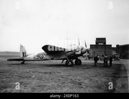 ROYAL AIR FORCE FIGHTER COMMAND, 1939-1945. - De Havilland Mosquito NF Mark II, W4092 'RS-T', du No. 157 Squadron RAF basé à Predannack, Cornouailles, est inspecté par des aviateurs américains lors d'une visite à la 8ème base de l'USAAF à Bassingbourn, Cambridgeshire Royal Air Force, Royal Air Force Regiment, Sqdn, 157, United States Army Air Force, 8th United States Army Air Force Banque D'Images