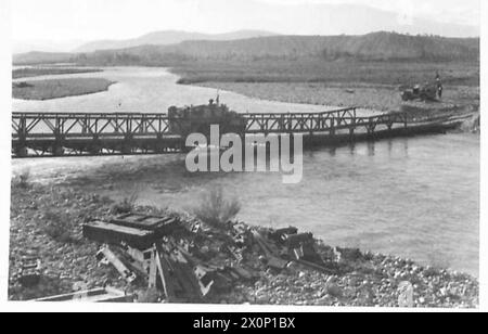 ITALIE : HUITIÈME ARMYNéo-zélandais troupes traversent la RIVIÈRE SANGRO - le pont Bailey enjambant la rivière qui coule rapidement, construit entièrement la nuit. Négatif photographique, Armée britannique Banque D'Images