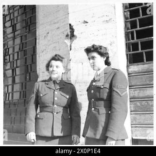 ITALIE : HISTOIRE DE L'OBSERVATEUR - de gauche à droite :- l/CPL. ENA Hill de Corpusty, près de Norwich, Norfolk l/CPL. Elsie Millar, 6 Barton Street, Oldham, Lancs Photographic Negative, British Army Banque D'Images