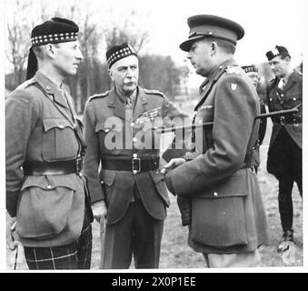 SAR LA DUCHESSE DE GLOUCESTER EN ÉCOSSE - de gauche à droite : - le colonel le duc de Buccleuch Major-général assis Edward N. Broadbent, et le brigadier E. Hakewell-Smith en conversation pendant l'inspection. Négatif photographique, Armée britannique Banque D'Images