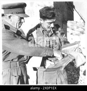 ITALIE : HUITIÈME RÉCUPÉRATION DE l'ARMYREME DANS LE CHAMP - le capitaine Tramer donne la référence cartographique et la position du char au sergent S. Siddy de Radcliffe-on-Trent, Notts. Négatif photographique, Armée britannique Banque D'Images