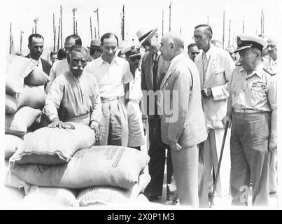 DIRECTEUR GÉNÉRAL DE L'UNRRA EN GRÈCE - M. Herbert H. Lehman, Directeur général de l'UNRRA, est en visite en Grèce pour examiner la situation de l'approvisionnement. On le voit sur ces photos lors d'une visite des quais du Pirée avec M.Varvaressos, le nouveau ministre du Cabinet qui a déjoué les activités des racketteurs du marché noir et fait baisser les prix à un niveau raisonnable. Le premier ministre grec, l'amiral Voulgaris, était également présent. Identification des individus:- MM. Lehman fumeurs pipe premier ministre en uniforme naval Mr. Varvaressos portant un chapeau blanc panama. Négatif photographique, Armée britannique Banque D'Images