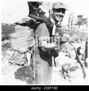 HUITIÈME ARMÉE : LES TROUPES DE MONTAGNE PRENNENT LE CONTRÔLE DES POSITIONS - Pte. W. Davis du 3 Longfield, Farnham Common, Slough, Becks., complet avec pack pesant environ 100 lb et canon Bren, prêt à partir. Négatif photographique, Armée britannique Banque D'Images