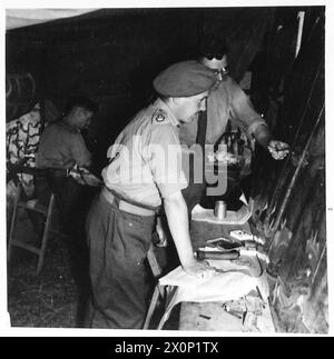 UN QG DU CORPS. EN FRANCE - l'intérieur de la tente d'information au corps, qui accueille tous les visiteurs cherchant à connaître la dernière situation sur le front. Le Capitaine W.T. Squires G3 explique la carte de situation à un officier visiteur. Négatif photographique, Armée britannique, 21e groupe d'armées Banque D'Images