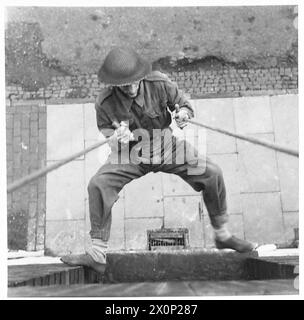 Vue sur un « Fly Walker » pendant les combats de rue. Photographié par l'armée britannique. Banque D'Images