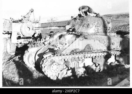 ITALIE : HUITIÈME RÉCUPÉRATION d'ARMYREME SUR LE TERRAIN - le sergent Siddy inspecte le réservoir après qu'il a été redressé. Négatif photographique, Armée britannique Banque D'Images