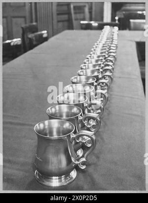 LA SOCIÉTÉ MERCHANT TAYLORS PRÉSENTE DES TANKARDS EN ÉTAIN TONO.600 (VILLE DE LONDRES) ESCADRON. - Négatif photographique, Royal Air Force Banque D'Images