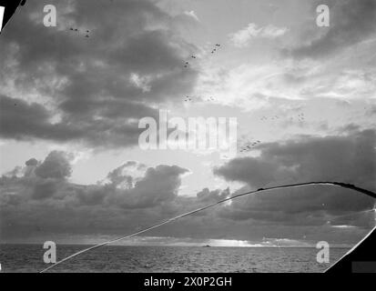 ILS ONT BATTU SURABAYA. DU 5 AU 27 MAI 1944, À BORD DU PORTE-AVIONS HMS ILLUSTRIOUS DANS L'OCÉAN INDIEN. SCÈNES À BORD DE THE ILLUSTRTRIOUS QUAND UNE FRAPPE AÉRIENNE PAR DES UNITÉS BRITANNIQUES, AMÉRICAINES, AUSTRALIENNES, FRANÇAISES ET NÉERLANDAISES, A ÉTÉ MENÉE CONTRE LA BASE NAVALE TENUE PAR LES JAPONAIS. - 'Vol matinal'. Avions de porte-avions britanniques et américains se formant au lever du jour le matin du raid sur Surabaya Banque D'Images