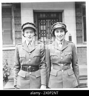 TRENTE AGENTS DE l'A.T.S. VONT AU CANADA - de gauche à droite - Sub. M.L.H. Paton de St.Andrews, Fife, fera de la formation O.C.T.U. Elle a 25 ans et est la fille de J.H.P. Paton, un médecin écossais bien connu. J/C Violet Simpson, qui fera une formation O.C.T.U. a 25 ans et a passé 20 ans en Afrique du Sud, 13 ans dans le Transvaal, où elle est née et sept ans dans la province du Cap. Négatif photographique, Armée britannique Banque D'Images