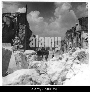 Les chars canadiens avancent le long de la rue principale de Pignataro lors de l'assaut sur la ligne Gustav, forçant les troupes allemandes à quitter leurs positions. Négatif photographique. Banque D'Images