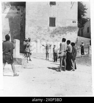 LE PREMIER MINISTRE VISITE LA HUITIÈME ARMÉE - alors qu'il quittait l'O.P. le premier ministre a été reconnu par le peuple du Monte Maggiore qui s'est précipité pour l'accueillir. Négatif photographique, Armée britannique Banque D'Images