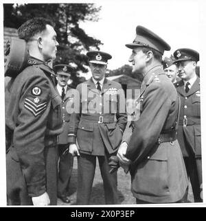 LES COMMANDANTS DE L'ARMÉE DE L'AIR ET DE L'ARMÉE DE L'AIR REGARDENT LES PARACHUTISTES EN FORMATION - le C-in-C et le maréchal de l'air Sir A. Barratt parler à un instructeur de la RAF. Négatif photographique, Armée britannique Banque D'Images