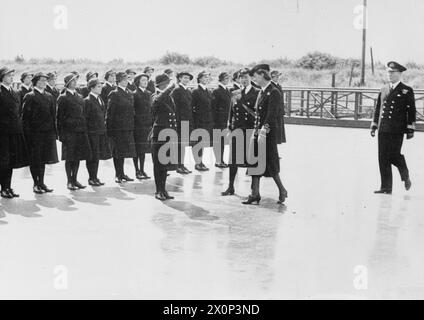 La duchesse de Kent inspecte les membres du Women's Royal Naval Service dans un établissement de formation navale en 1941, examinant le personnel et leurs fonctions. Banque D'Images