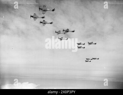 Photographie montrant Hawker Hurricanes de l'escadron no 85 en vol pendant la bataille d'Angleterre, octobre 1940, mettant en évidence les opérations de la RAF et de l'escadron de la réserve canadienne. Banque D'Images