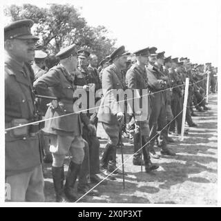 LE COMMANDANT EN CHEF DE LA MANIFESTATION - le général Sir Alan Brooke et d'autres officiers regardant la manifestation. Négatif photographique, Armée britannique Banque D'Images