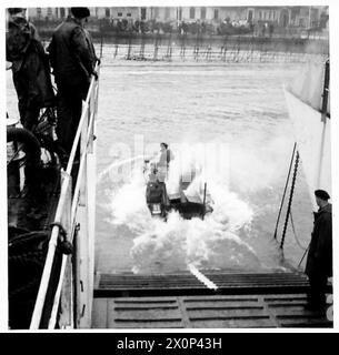 ESSAIS À GUÉ DE VOITURES DE SCOUT DAIMLER ET DE VOITURES DE SCOUT FORD LYNX AU CENTRE D'ESSAIS À PASSAGE À GUÉ NO.1, WEYMOUTH, DORSET - voiture de scout Lynx montrant de l'eau projetée par le ventilateur du moteur. Négatif photographique, Armée britannique Banque D'Images