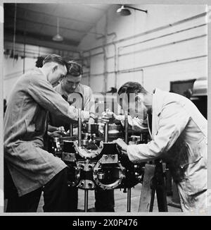 LA COMPAGNIE AÉRIENNE CIVILE BRITANNIQUE EN GUERRE : pour l'histoire, voir CH.14313 - photo (publiée en 1945) montre - l'assemblage d'un moteur Hercules dans la section atelier de démarrage de l'usine de moteurs d'avion B.O.A.C. Négatif photographique, Royal Air Force Banque D'Images