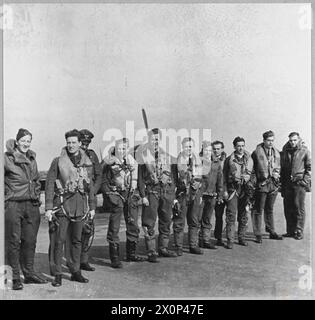 HOMMES ET MACHINES DE L'ESCADRON DE CHASSE "CHINA BRITISH" - pour l'histoire voir CH.5477 images -pilotes de l'escadron. Négatif photographique, Royal Air Force Banque D'Images