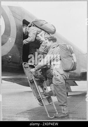 PARACHUTISTES BRITANNIQUES : LE SERVICE PREND DE LA SOIE - les derniers entrés sont les premiers sortis. Négatif photographique, Royal Air Force Banque D'Images