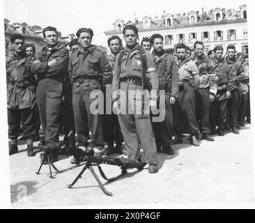 Vue générale du défilé des partisans à Cuneo-Alba, en Italie, lors d'une messe commémorant la fin des hostilités en Italie. Le négatif photographique documente l'événement. Banque D'Images